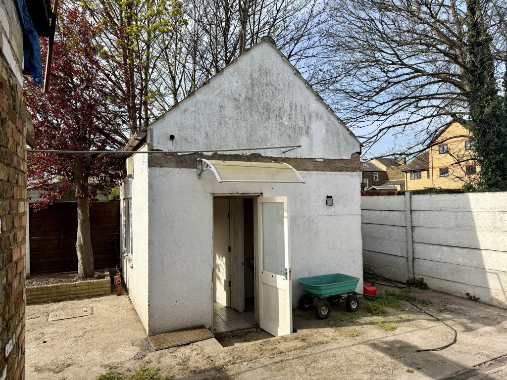 Lot: 75 - FREEHOLD SITE WITH WORKSHOP, OFFICE, HARDSTANDING AND PARKING - Detached office